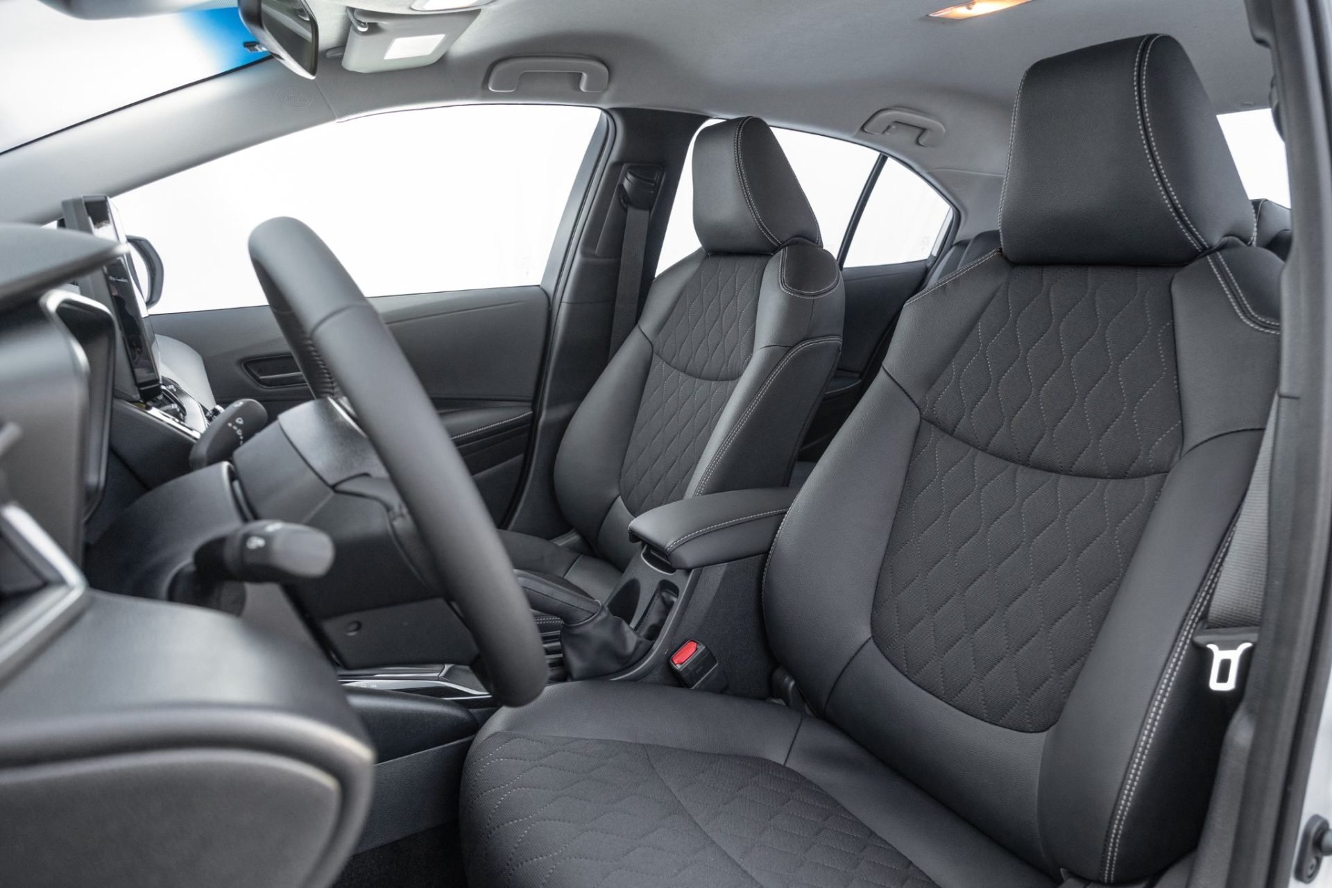 Toyota Corolla GLI Hybrid 2025 interior bancos dianteiros