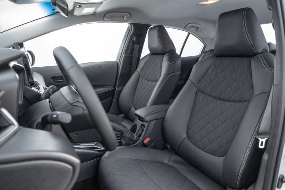 Toyota Corolla GLI Hybrid 2025 interior bancos dianteiros