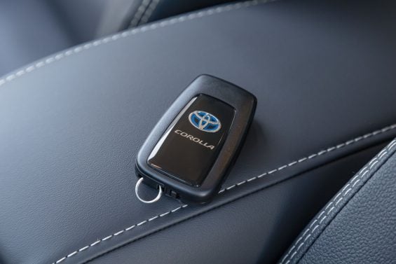 Toyota Corolla GLI Hybrid 2025 interior chave