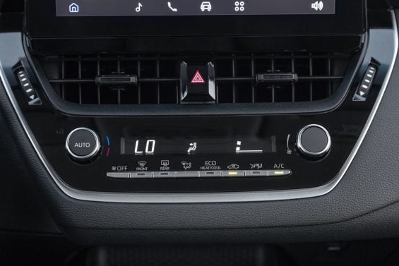 Toyota Corolla GLI Hybrid 2025 interior comandos do ar condicionado automático