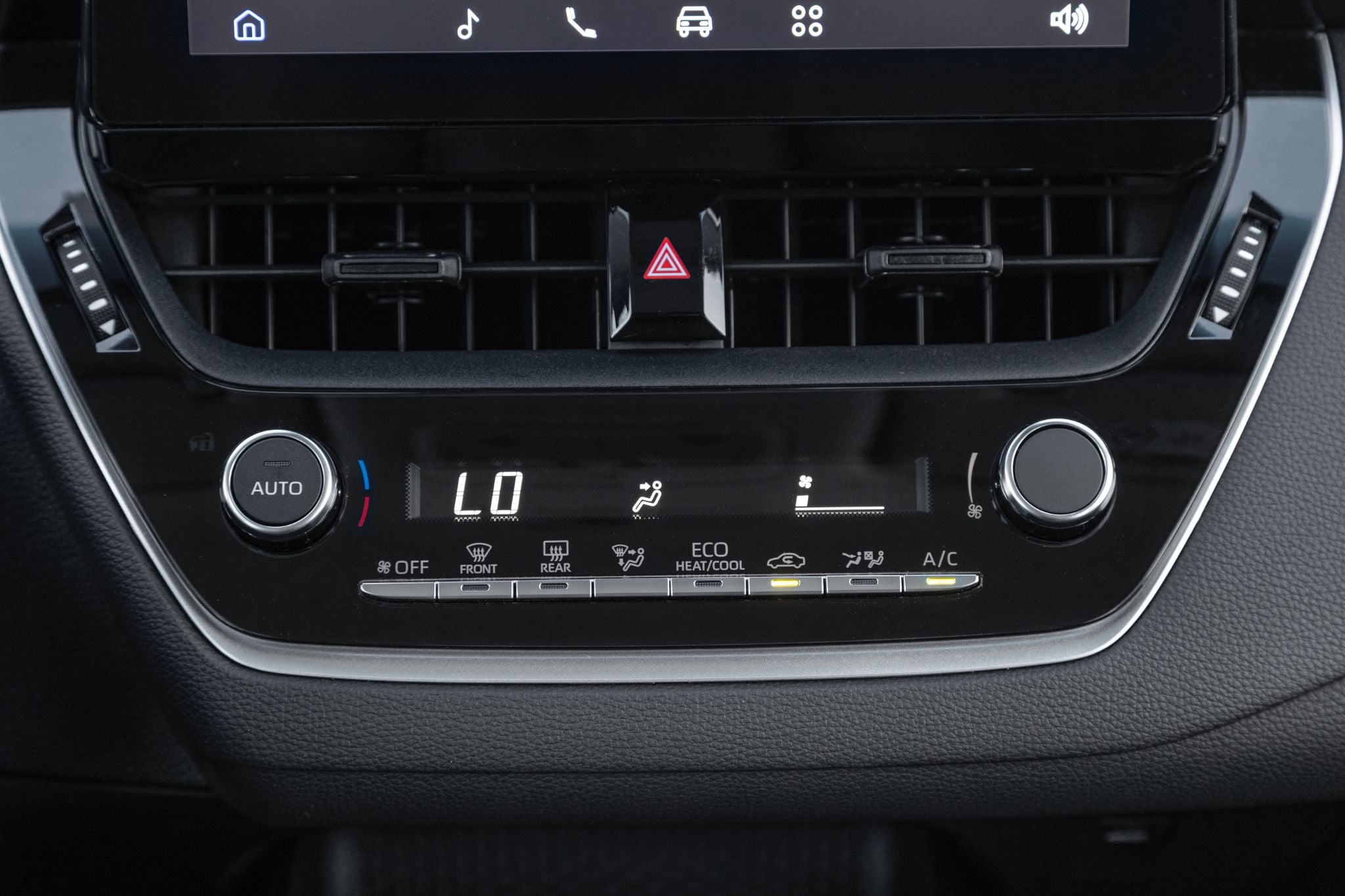 Toyota Corolla GLI Hybrid 2025 interior comandos do ar condicionado automático