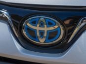 Toyota Corolla GLI Hybrid 2025 interior emblema