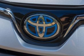 Toyota Corolla GLI Hybrid 2025 interior emblema