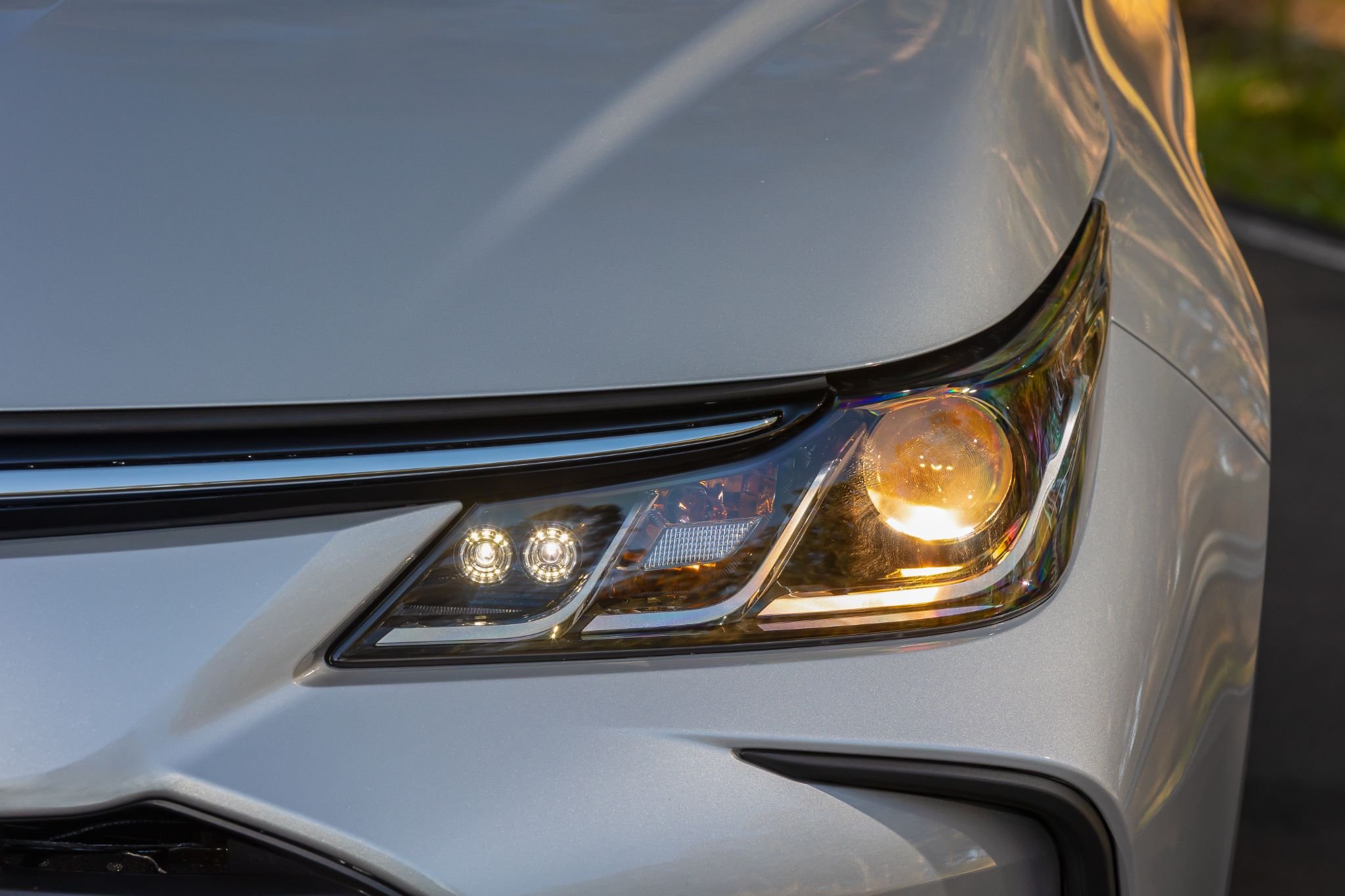 Toyota Corolla GLI Hybrid 2025 Prata Supernova detalhe faróis halógenos