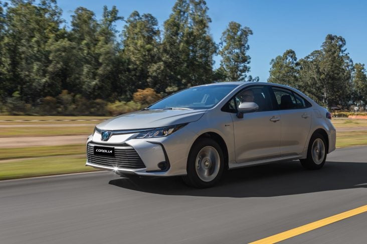 Toyota Corolla GLI Hybrid 2025 Prata Supernova frente em movimento (2)