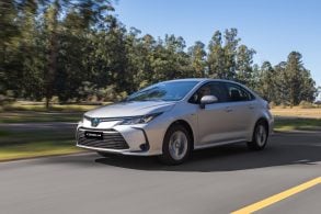 Toyota Corolla GLI Hybrid 2025 Prata Supernova frente em movimento (3)