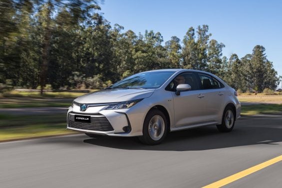 Toyota Corolla GLI Hybrid 2025 Prata Supernova frente em movimento (3)