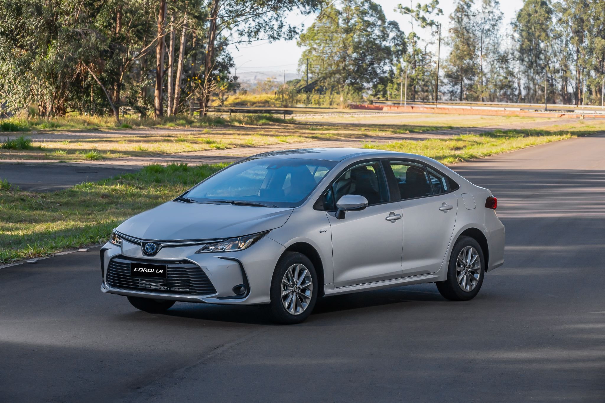Toyota Corolla GLI Hybrid 2025 Prata Supernova frente parado (2)
