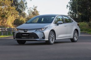 Toyota Corolla GLI Hybrid 2025 Prata Supernova frente parado