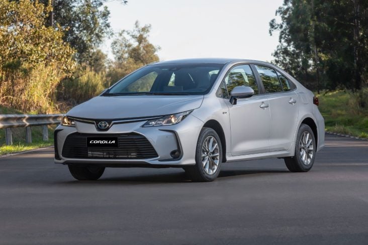 Toyota Corolla GLI Hybrid 2025 Prata Supernova frente parado