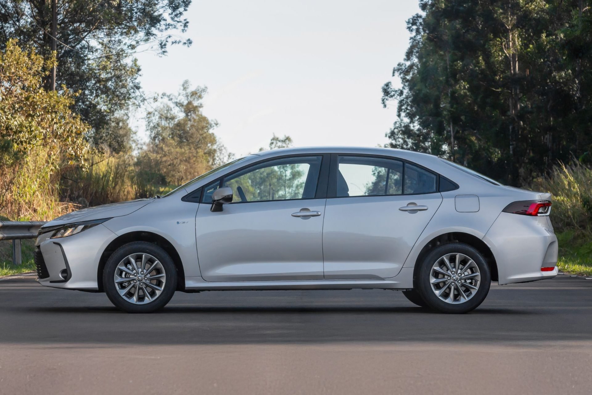 Toyota Corolla GLI Hybrid 2025 Prata Supernova lateral parado