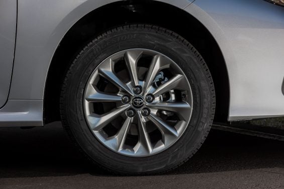 Toyota Corolla GLI Hybrid 2025 Prata Supernova rodas de 16 polegadas