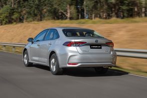 Toyota Corolla GLI Hybrid 2025 Prata Supernova traseira em movimento (2)