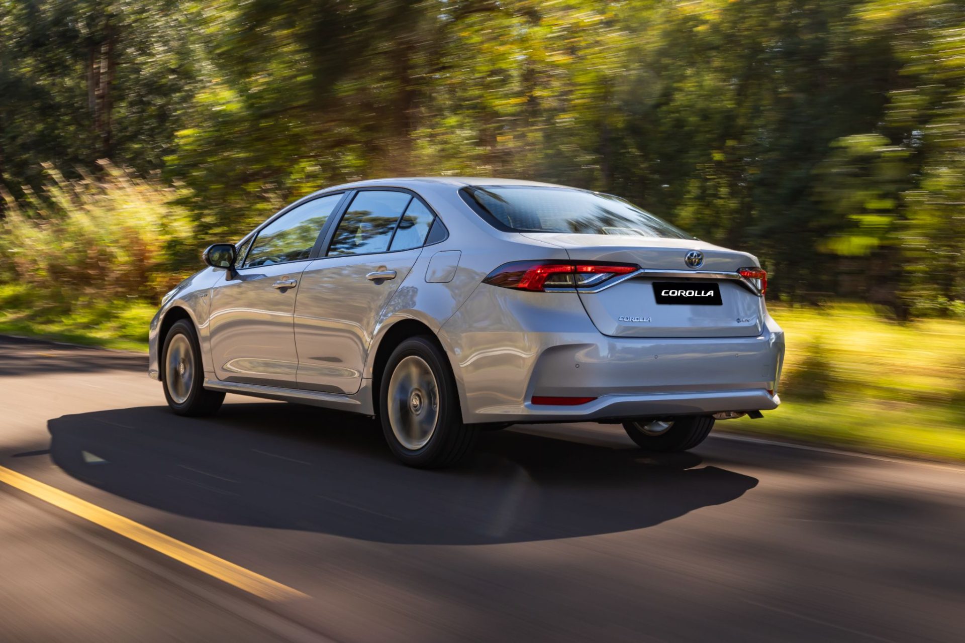 Toyota Corolla GLI Hybrid 2025 Prata Supernova traseira em movimento (3)