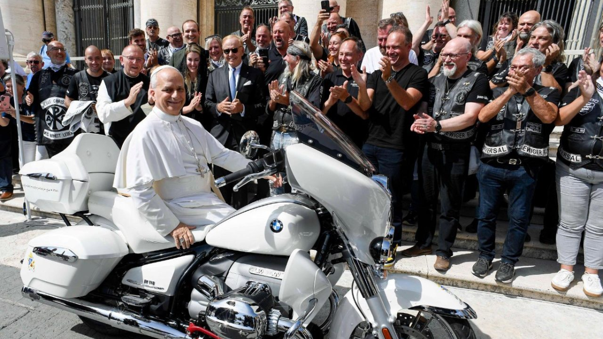 Papa Leão XIV abençoa e autografa motocicleta de destino benevolente