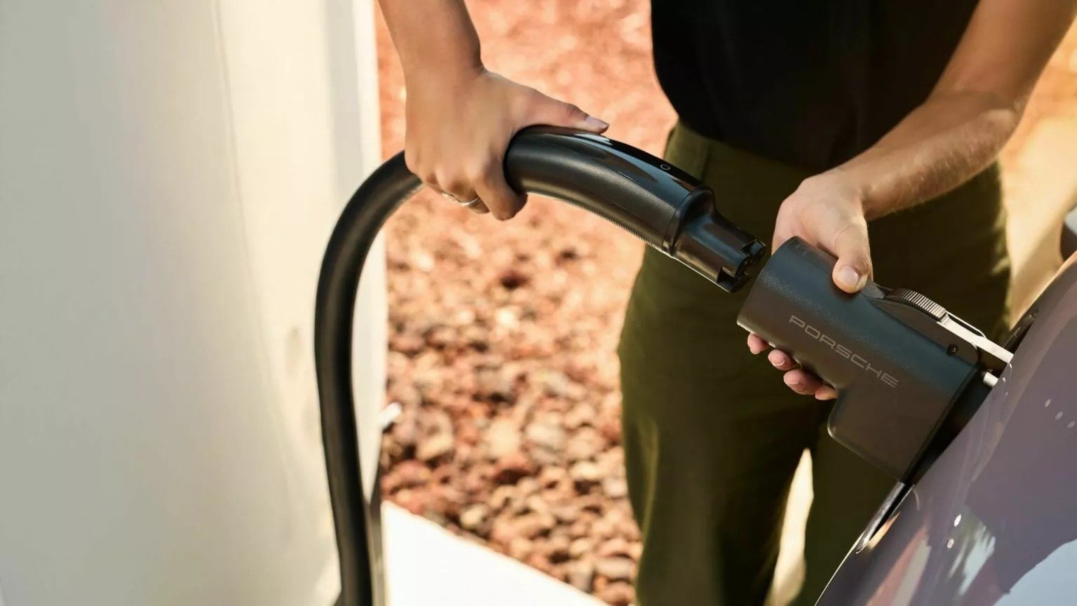 Porsche faz parceria com a Tesla para postos de recarga
