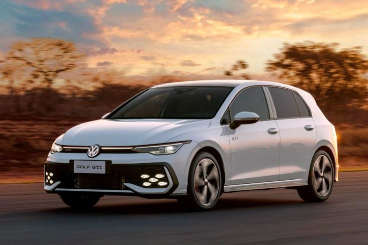 Volkswagen Golf GTI 2025 branco puro frente em movimento