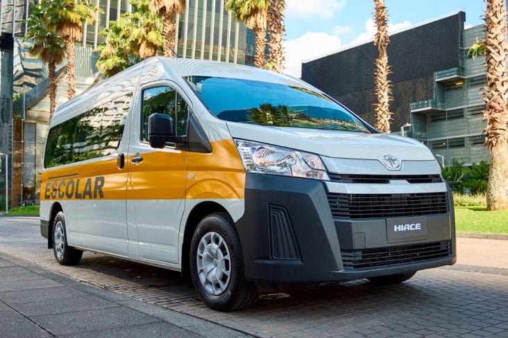 Toyota Hiace Minibus AT DX 15+1 branco escolar frente