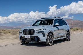 BMW X7 xDrive40i M Sport cinza frente em movimento