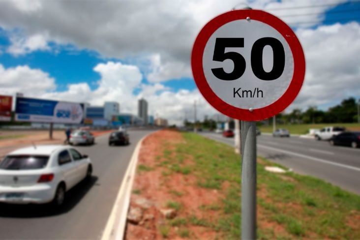 avenida com velocidade maxima 60 km, modificada para mostrar 50km, com fundo desfocado.
