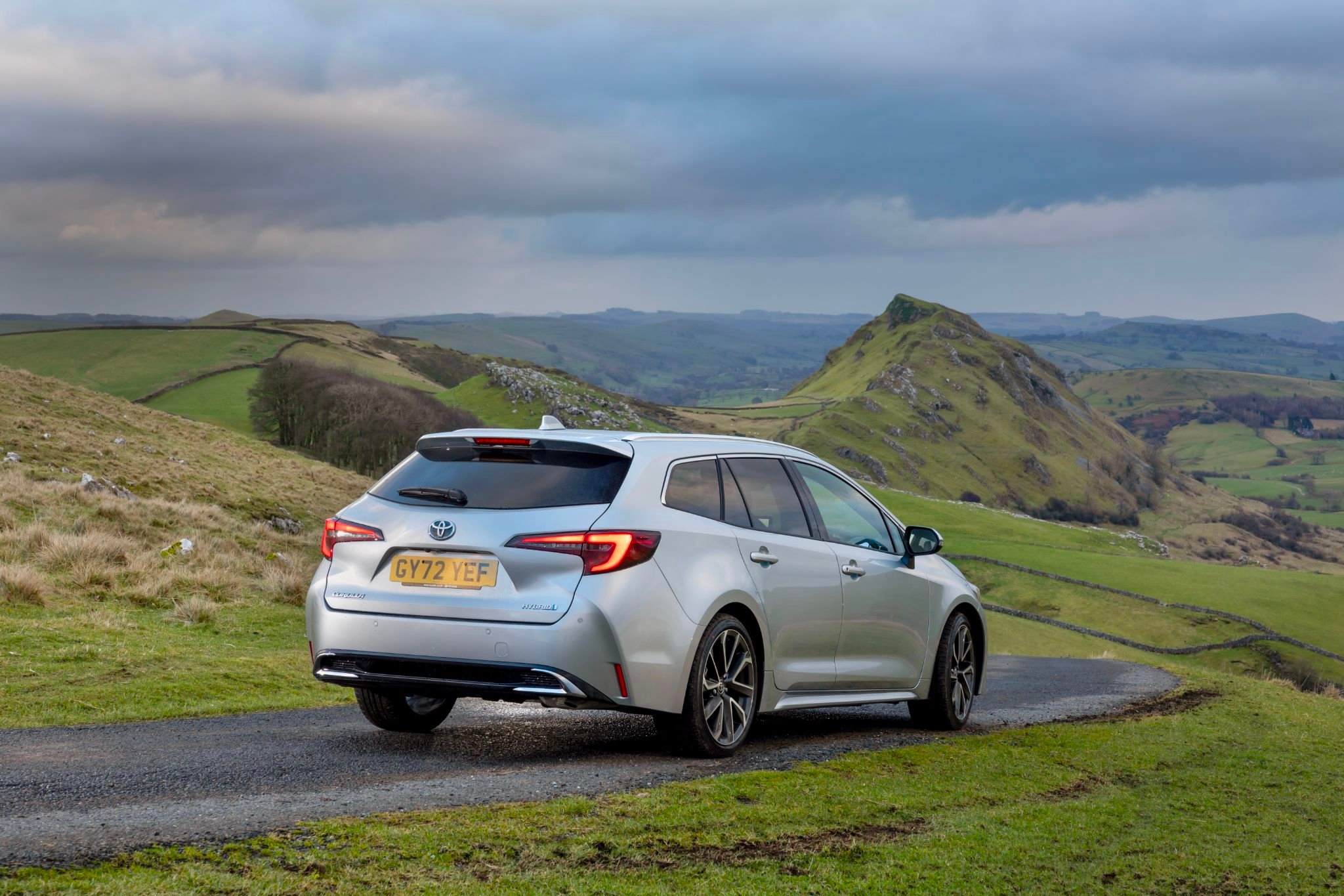 toyota corolla hybrid touring sports prata traseira