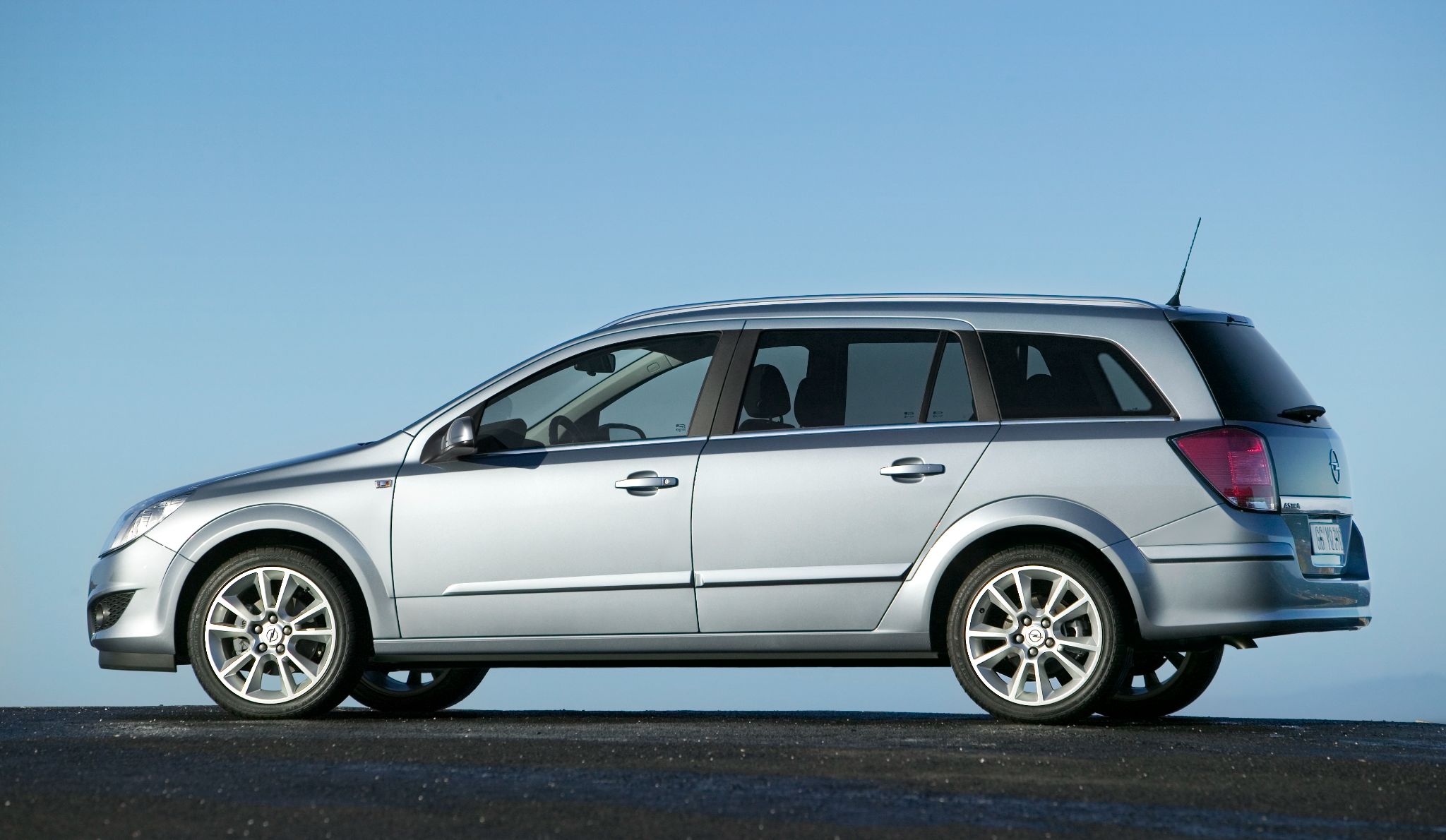 opel astra caravan lateral parado