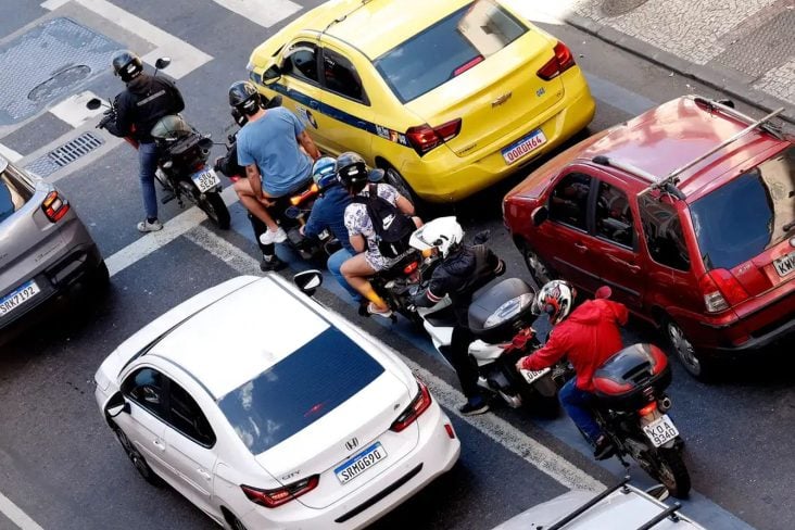 CORREDOR MOTOCICLISTAS ENTRE CARROS TANIA REGO ABR