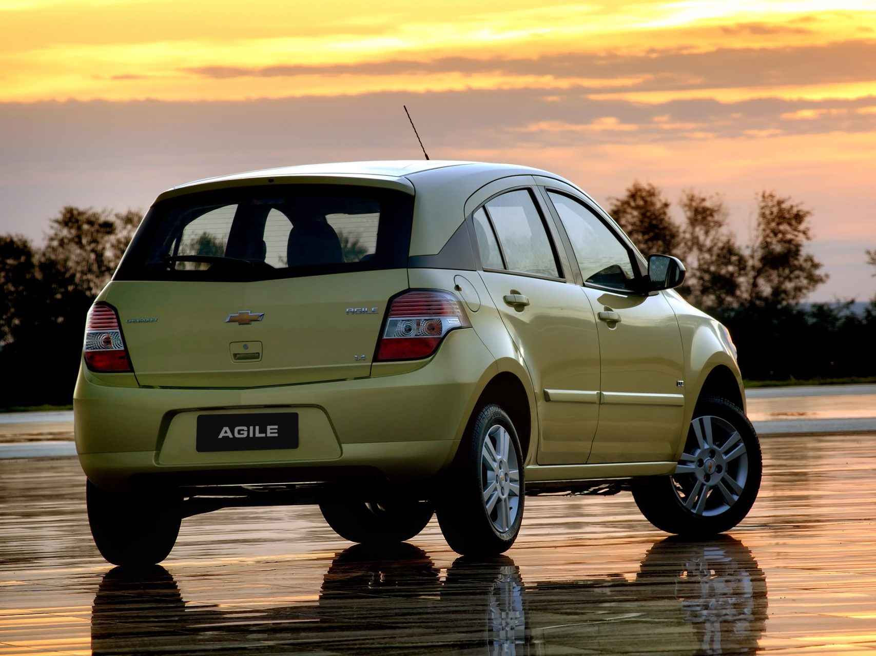 chevrolet agile LTZ 2010 verde traseira parado