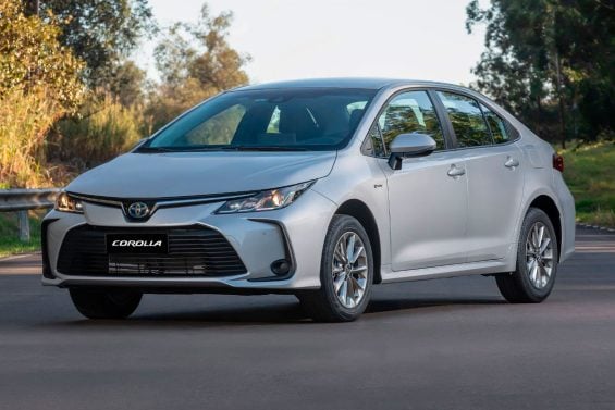 Toyota Corolla GLI Hybrid 2025 Prata Supernova frente parado