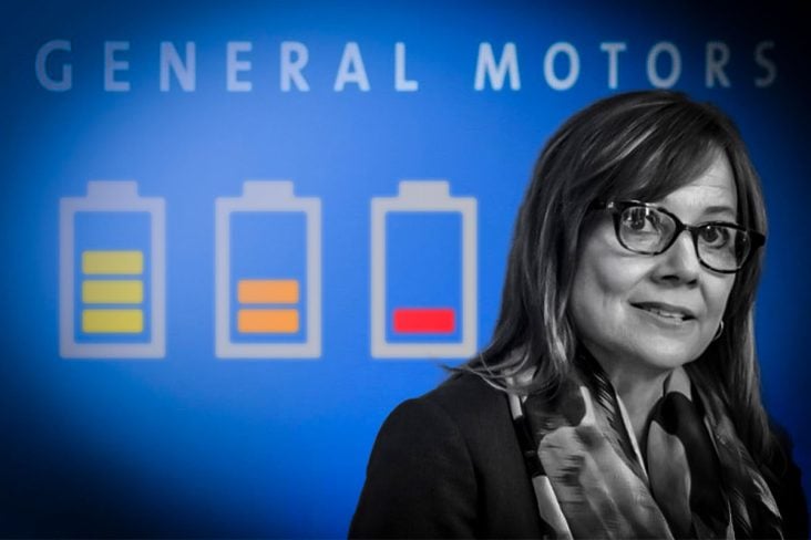 Mary barra ceo gm destacada em preto e branco com baterias ao fundo coloridas.