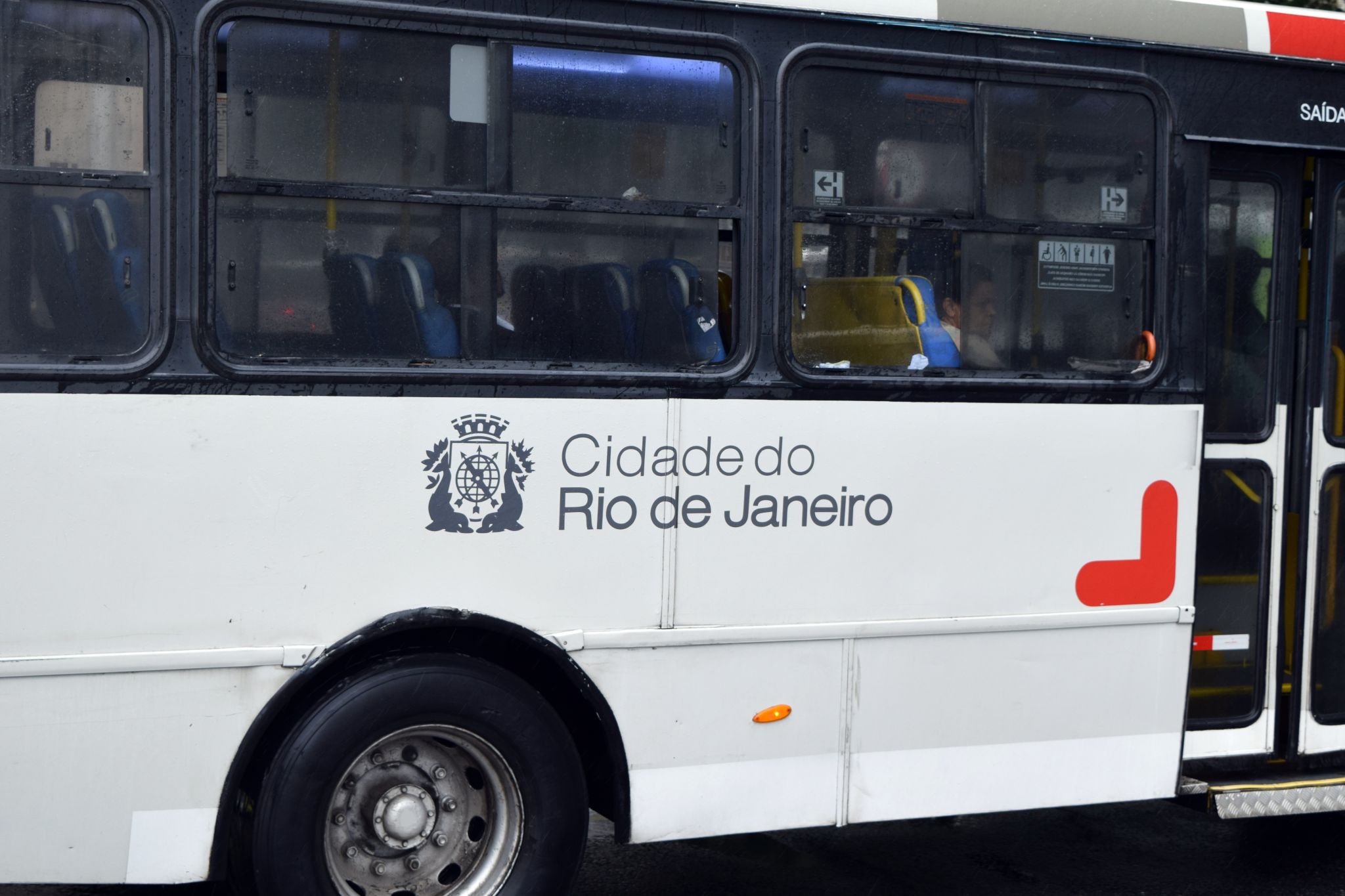 Greve de ônibus das viações Real e Vila Isabel paralisa mais de 20 linhas no Rio