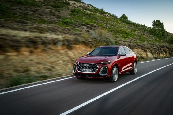 audi sq5 sportback 2026 vermelho frente em movimento