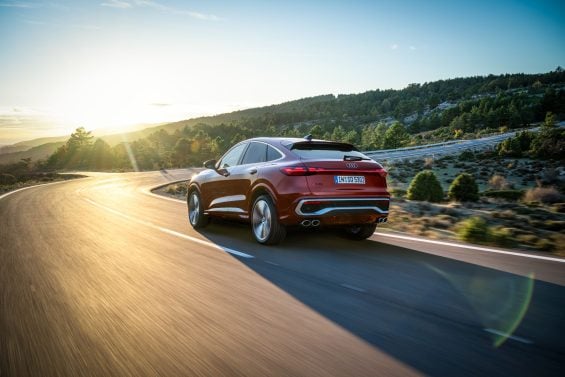 audi sq5 sportback 2026 vermelho traseira em movimento