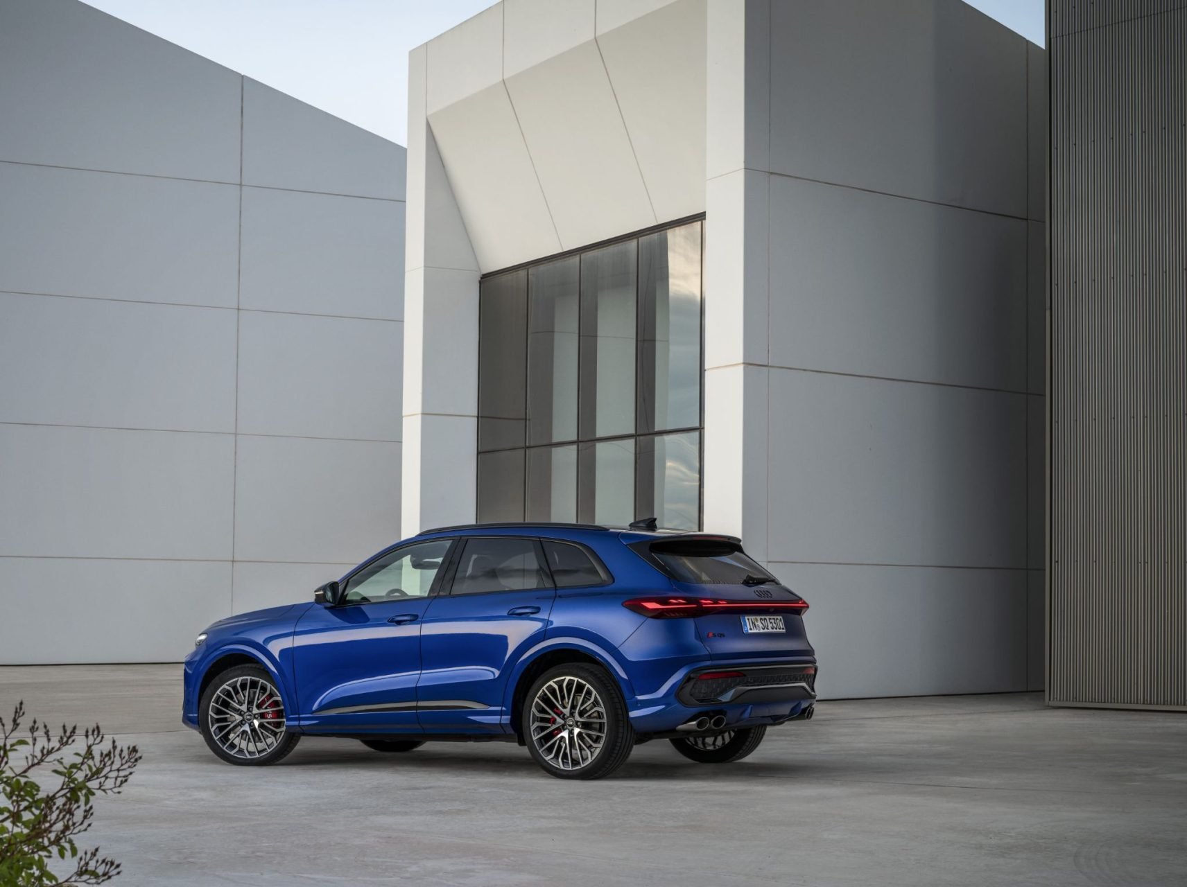audi sq5 tfsi 2026 azul traseira parado