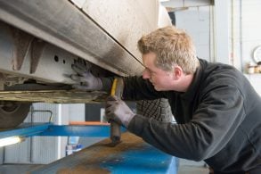 shutterstock homem mexendo em chassi de carro chassi adulterado