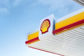 fachada de posto de gasolina shell