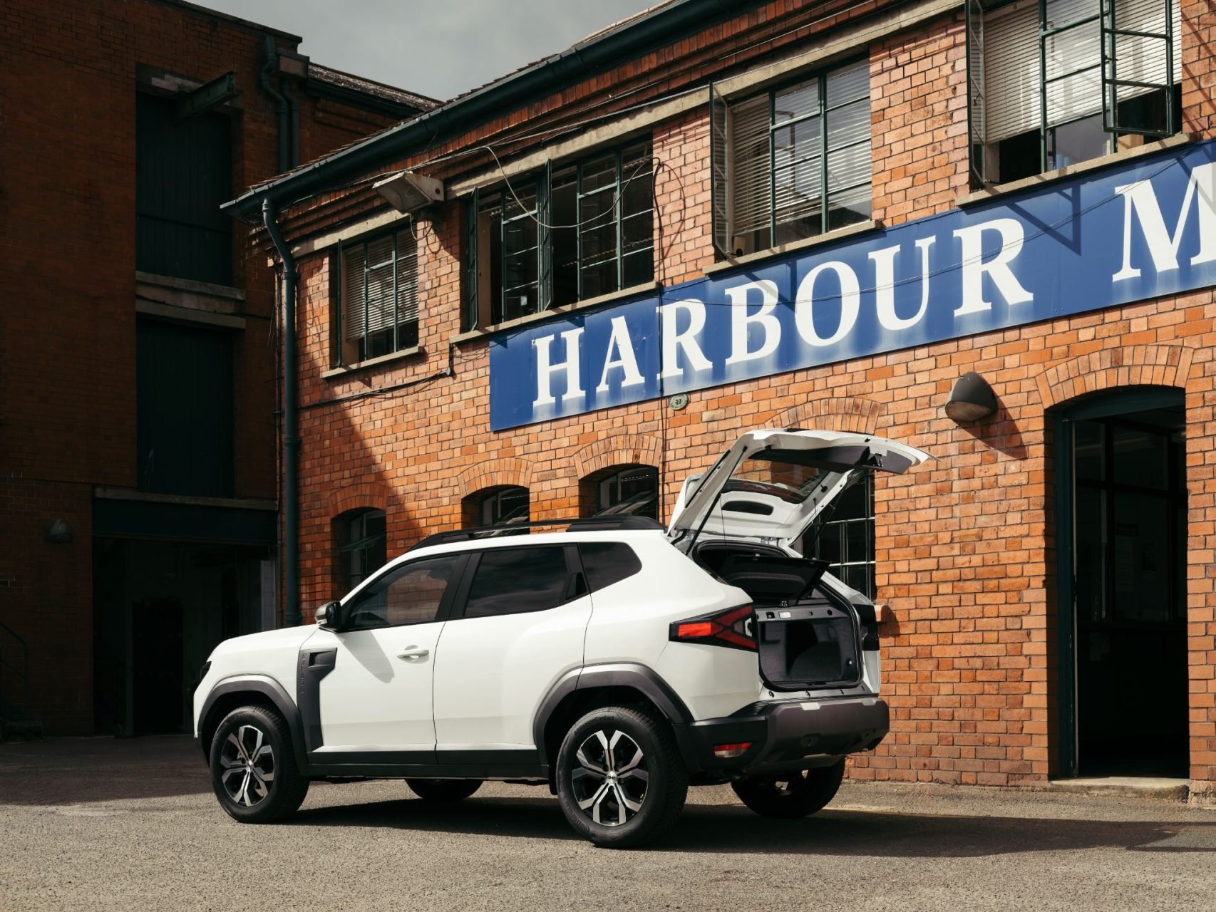 dacia duster cargo branco traseira parado