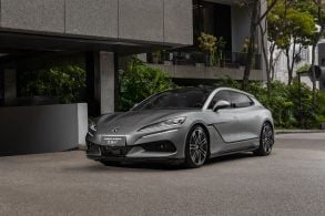 Denza Z9GT cinza frente parado