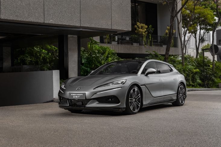 Denza Z9GT cinza frente parado