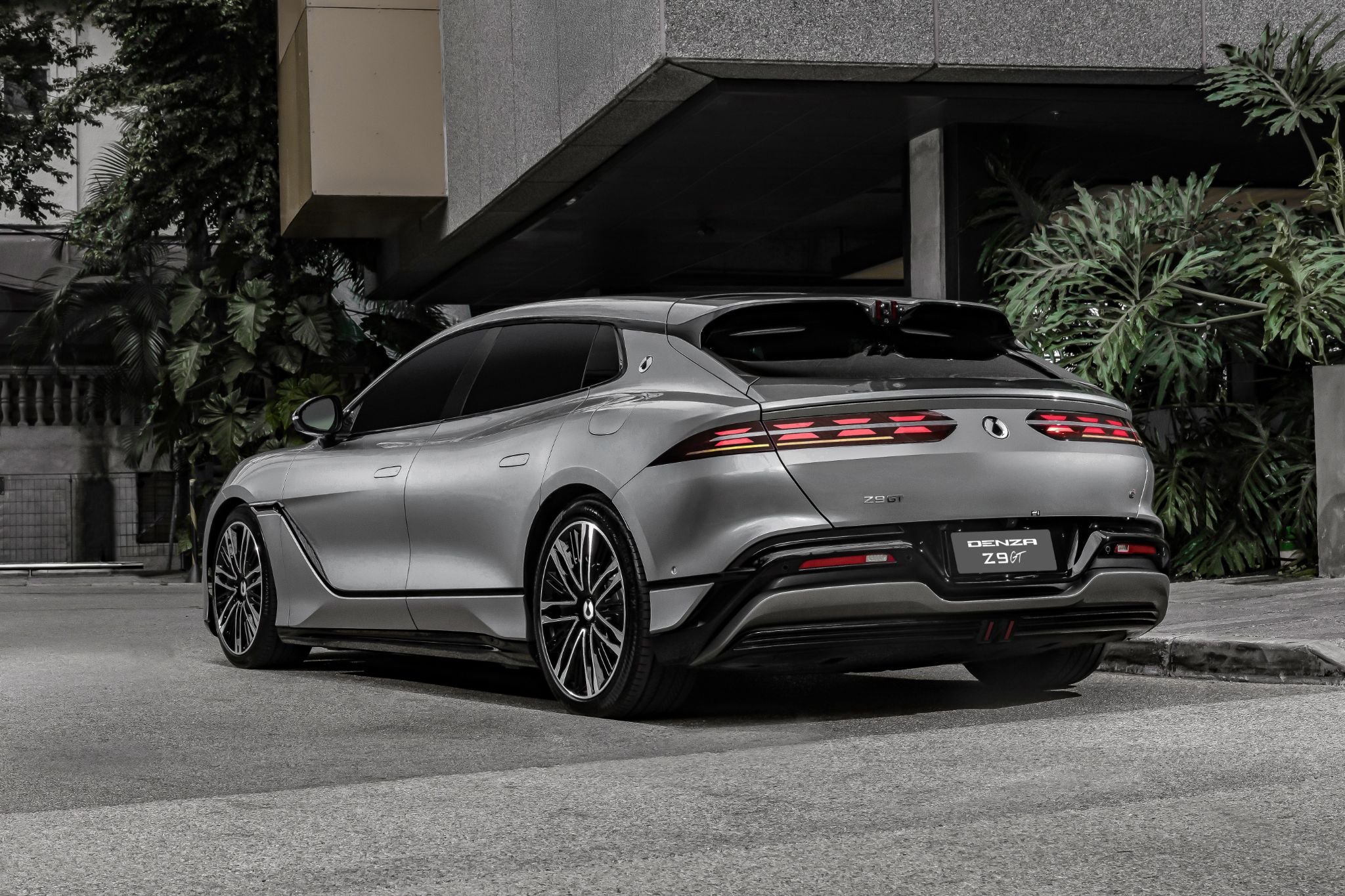 Denza Z9GT cinza traseira parado