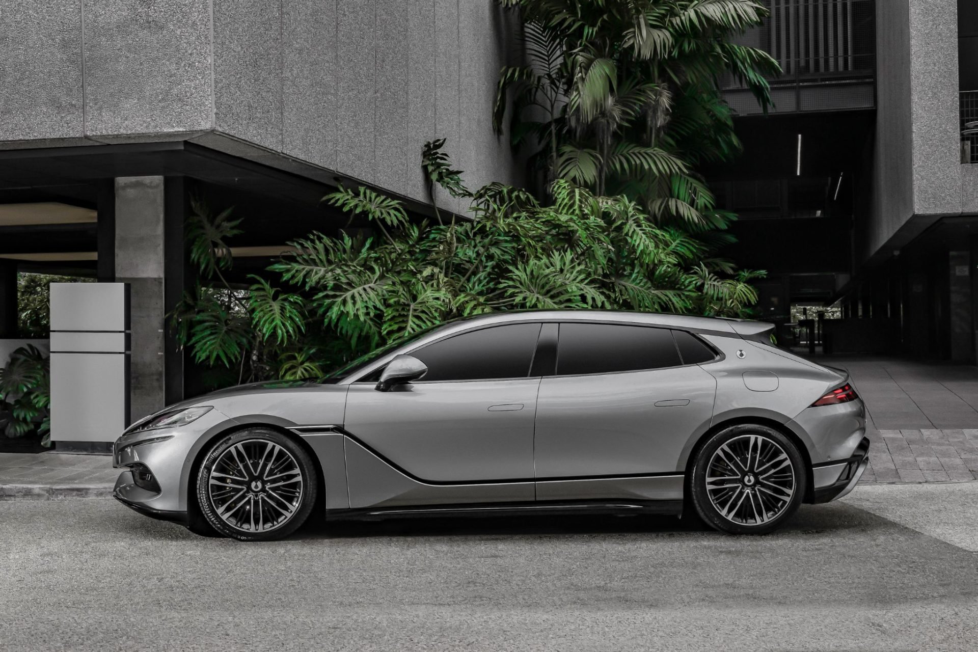 Denza Z9GT cinza lateral parado