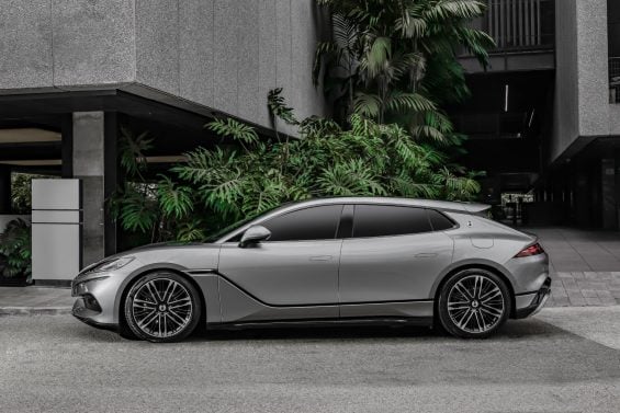 Denza Z9GT cinza lateral parado