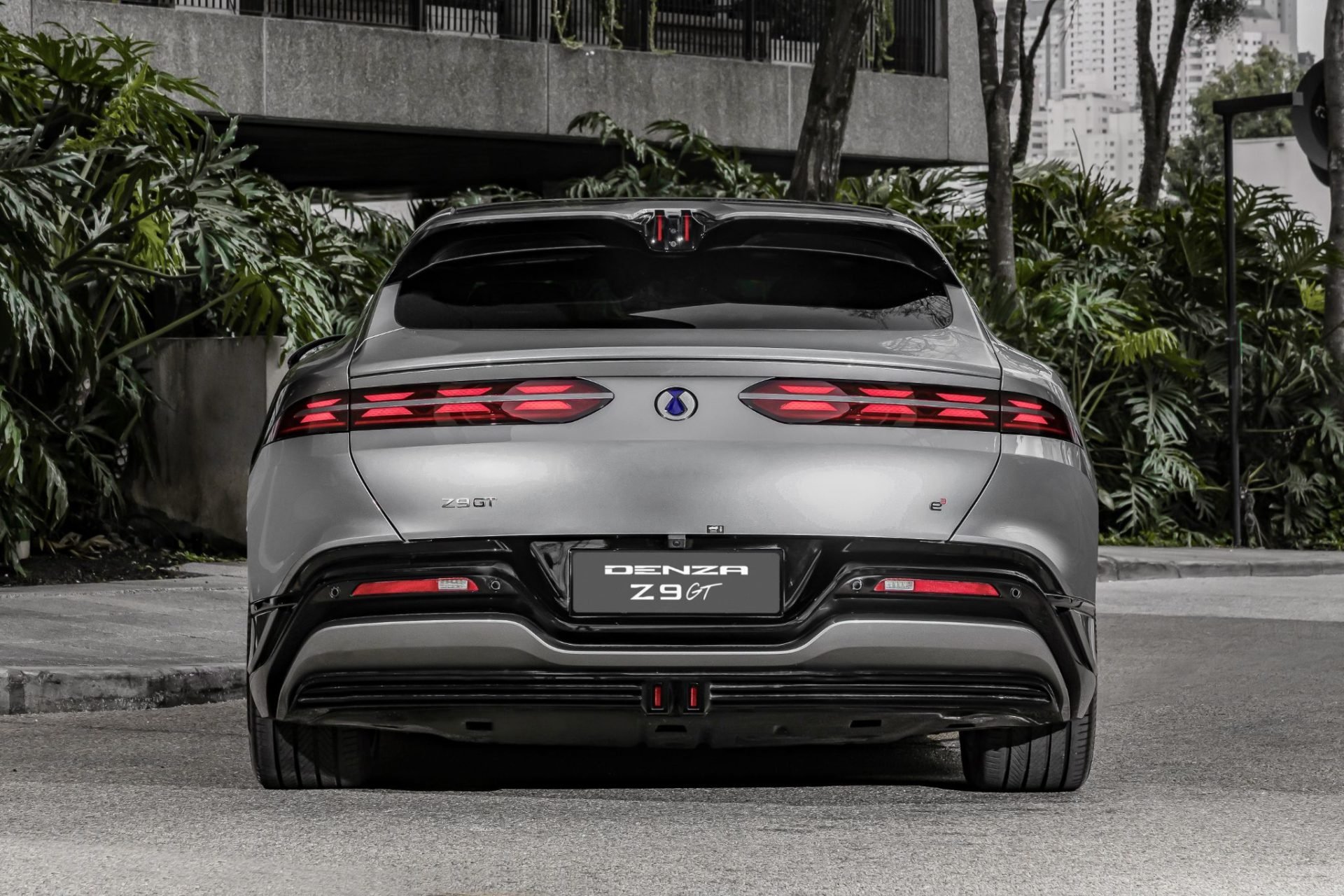 Denza Z9GT cinza traseira parado (2)