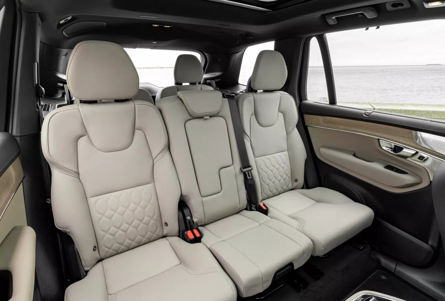  New Volvo XC90 T8 interior 