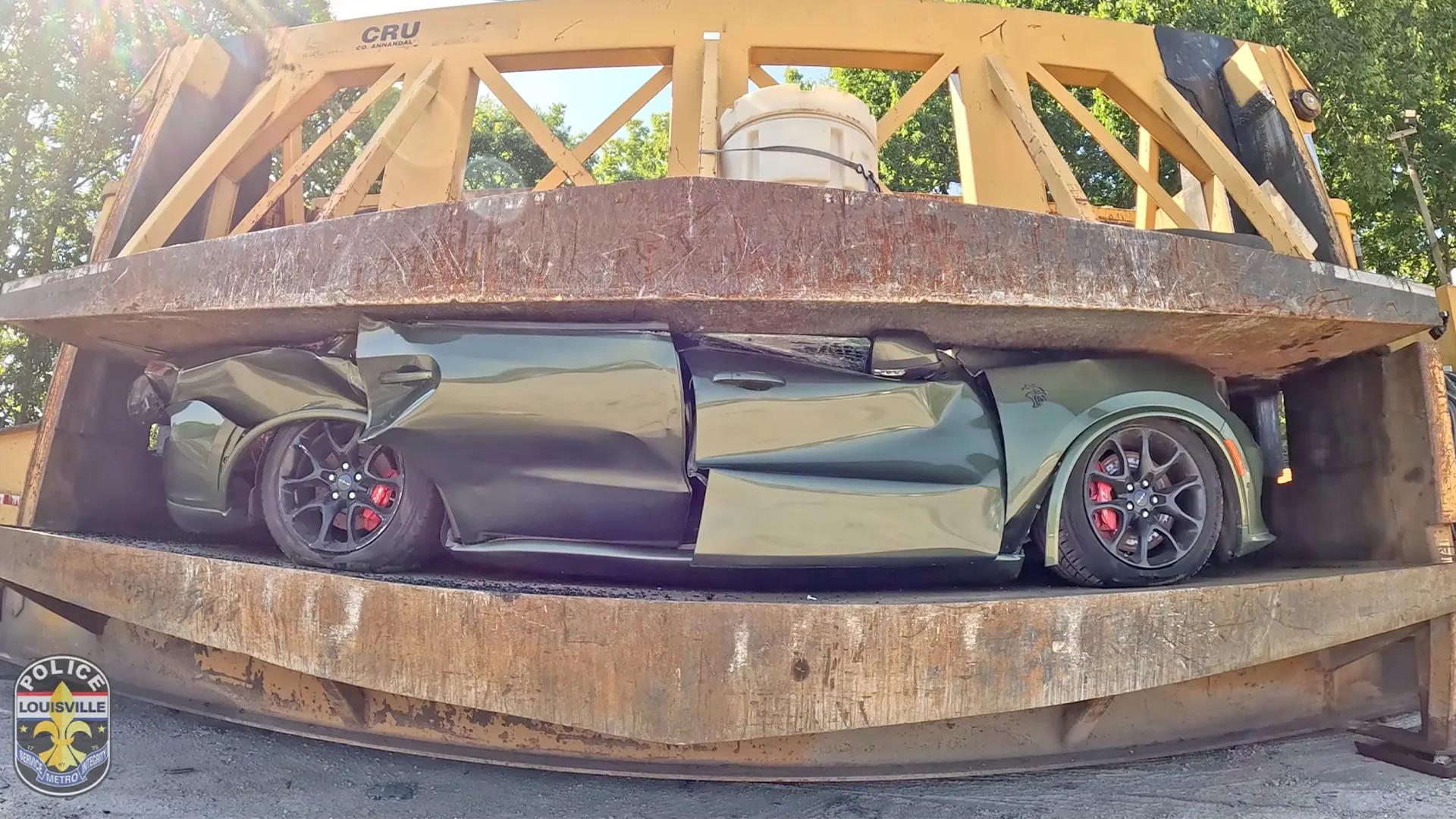 Prefeito esmaga Durango Hellcat para combater corridas de rua