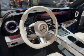 O volante do novo GLC conta com botões físicos, seletores e roletes. Será o padrão em toda a linha Mercedes.