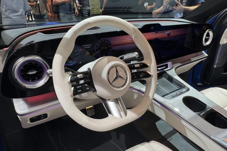 O volante do novo GLC conta com botões físicos, seletores e roletes. Será o padrão em toda a linha Mercedes.