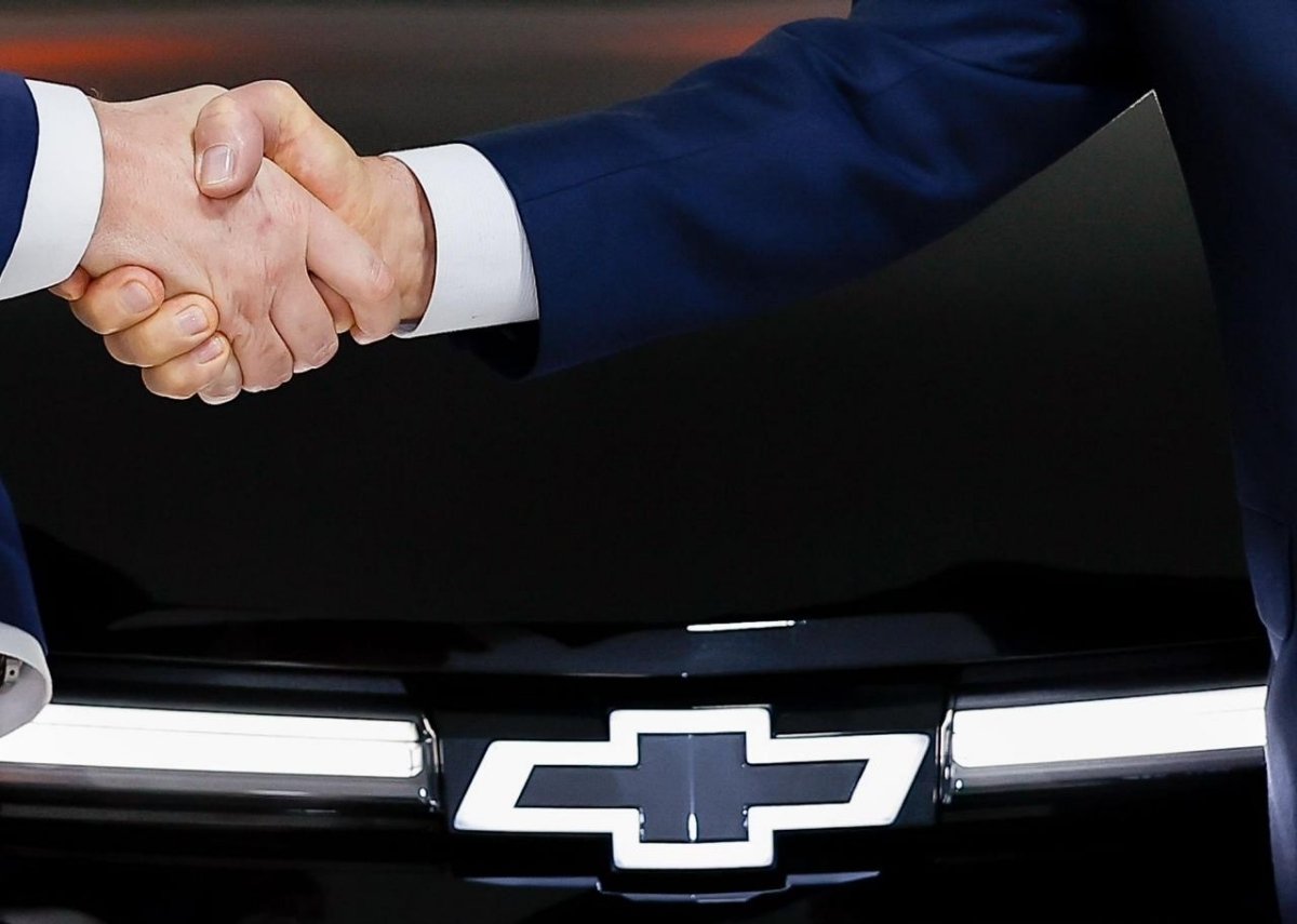 Presidente Luiz Inácio Lula da Silva apertando mão de Fabio Rua vice presidente general motors chevrolet blazer EV RS preto