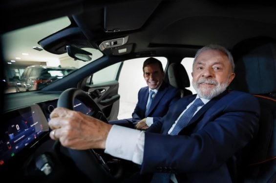 Presidente Luiz Inácio Lula da Silva com Fabio Rua vice presidente general motors chevrolet blazer EV RS interior