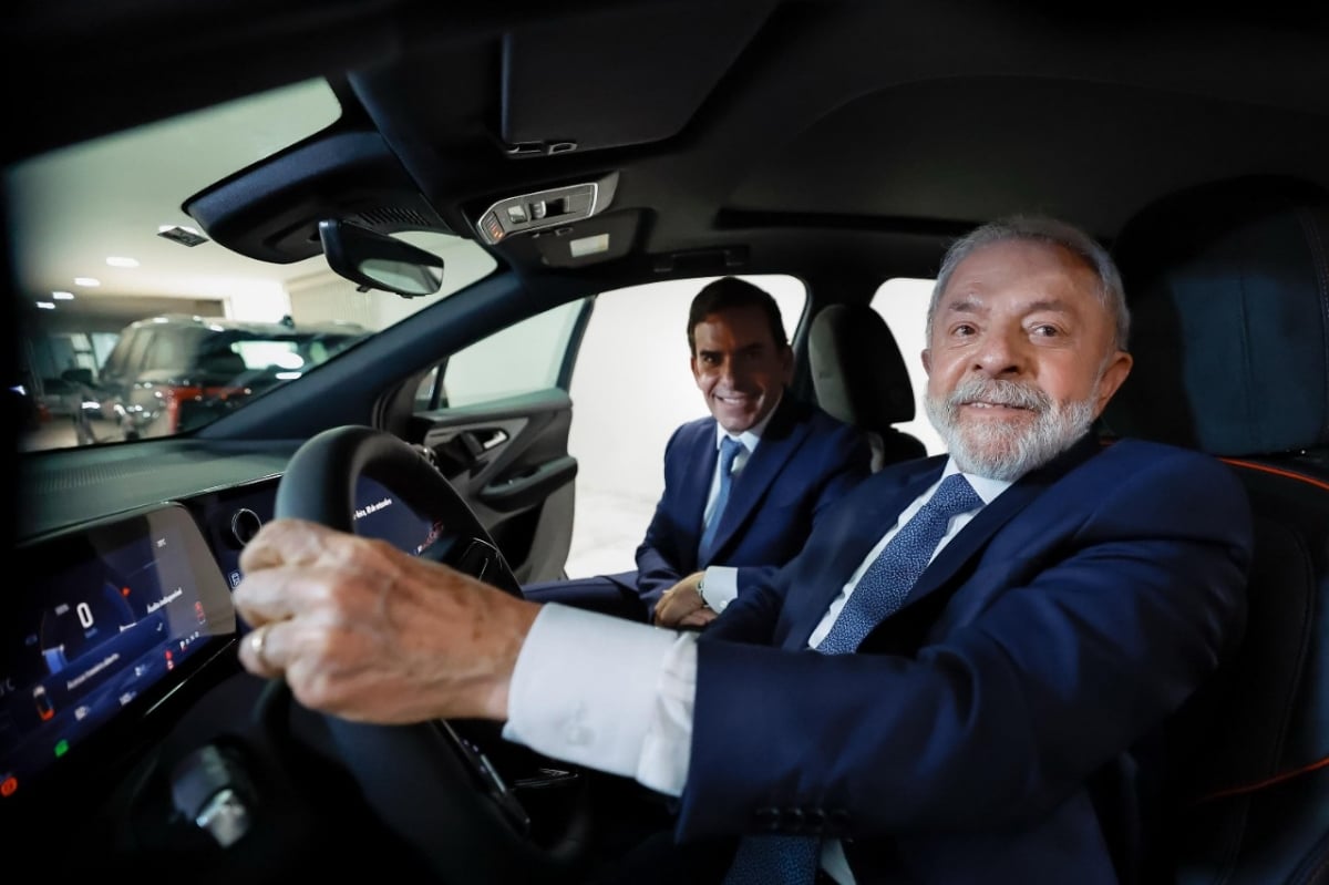 Presidente Luiz Inácio Lula da Silva com Fabio Rua vice presidente general motors chevrolet blazer EV RS interior